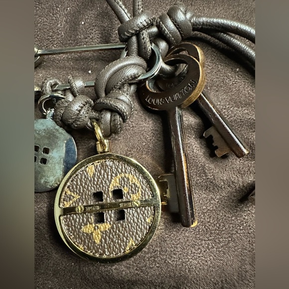 Louis Vuitton Button and Keys Pin - Picture 7 of 7